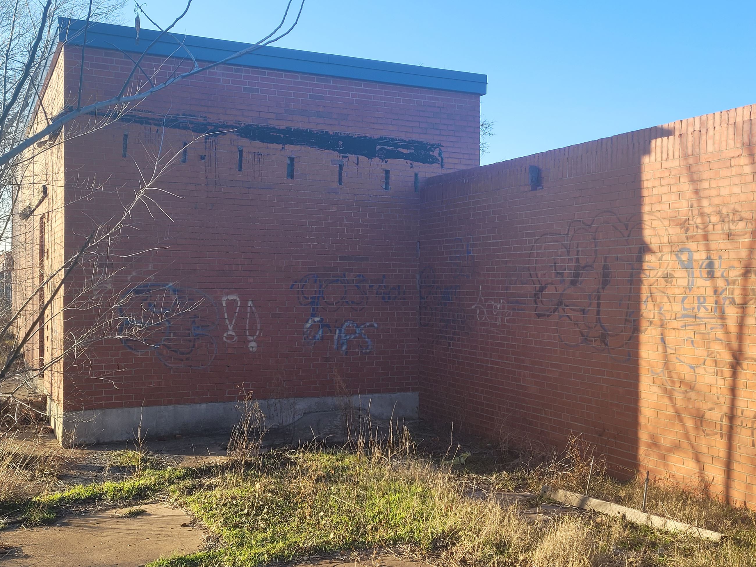 o	8th between Cherry and Peach Ave 